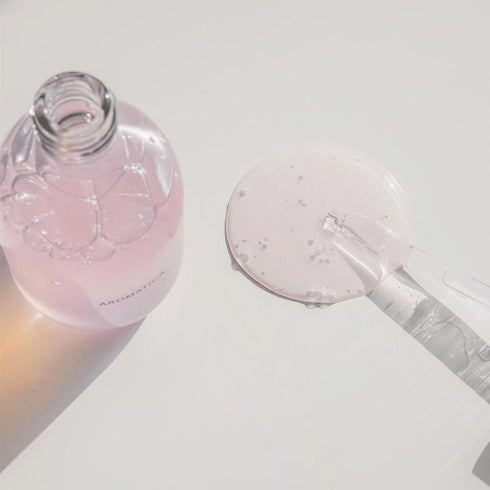 Serul facial Aromatica Reviving Rose calmează, hidratează și oferă fermitate tenului. Cu extracte organice de trandafiri și antioxidanți, este perfect pentru o piele tânără și sănătoasă.